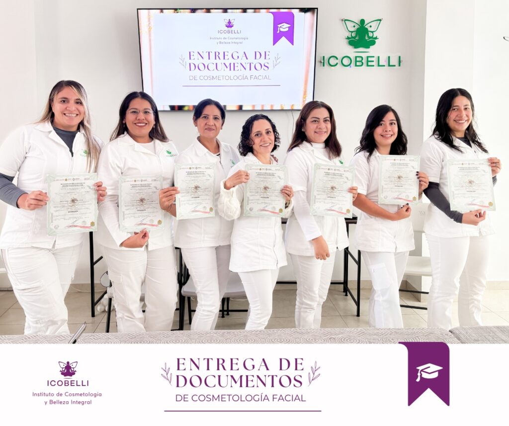 7 mujeres con uniforme blanco recibiendo diploma con validez oficial por tomar el curso de cosmetologia facial